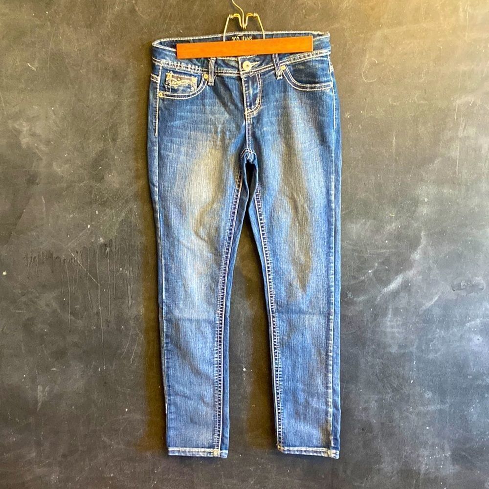ZCO Jeans size 9. Embellished pockets with faux diamonds and stitch detailing.
